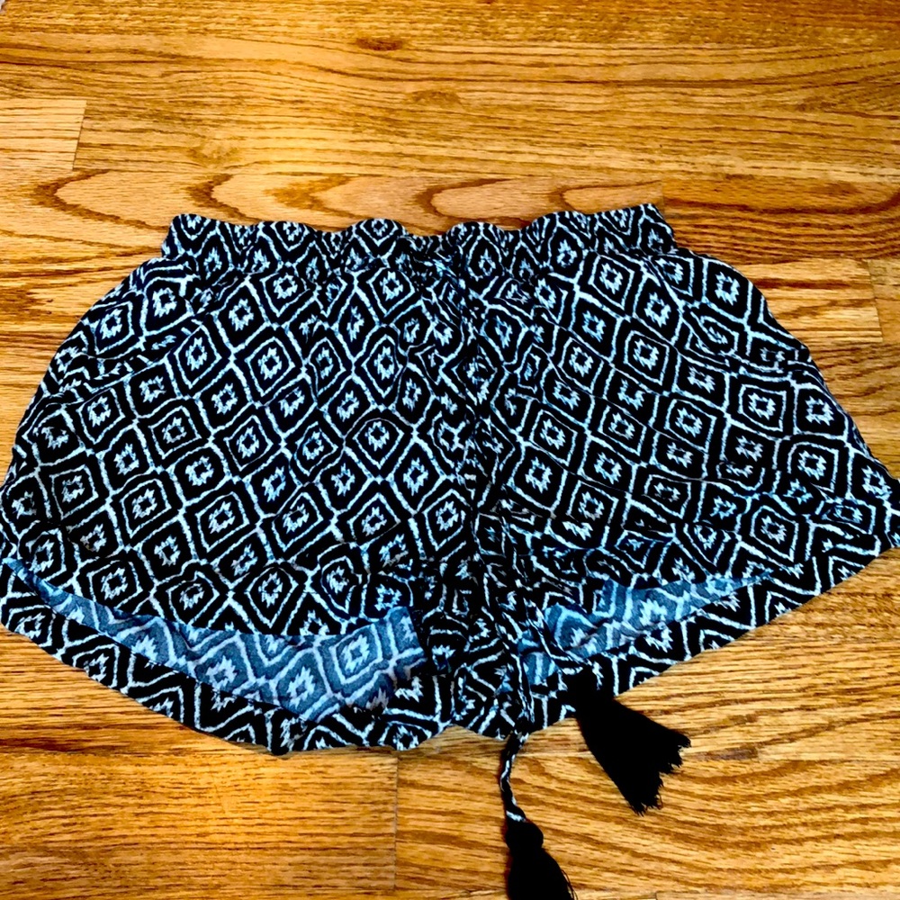Patterned black and white atmospher shorts